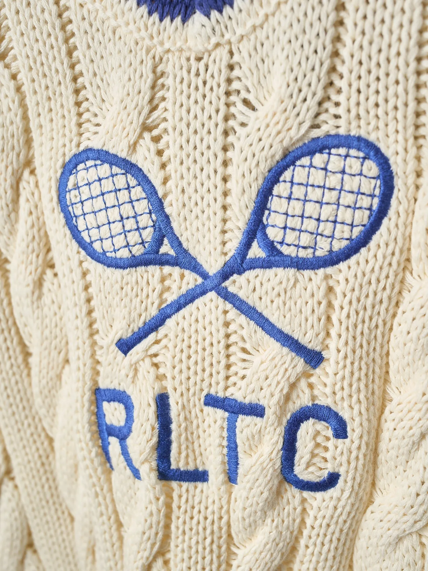 P450 Actual hanging auction] Ralph Lauren/Ralph Lauren tennis cable knitted long-sleeved V-neck sweater [Ready stock] S M L The crossed tennis racket pattern and RLTC lettering on the chest are a clever tribute to the brand's sports spirit. It has an atmosphere of freedom and vitality and is highly recognizable. It interprets high-end style with unique details and paints an enchanting artistic picture. It adopts imported machine embroidery technology and uses advanced computer control systems and precision mechanical components to realize the tennis racket pattern and RLTC lettering embroidery. High precision. The lines are smooth and delicate. Three-dimensional cable weaving. Through clever shifting and interweaving of coils. Cross-shift adjacent coils to form a twisting effect. The lines are smooth and regular. Time-consuming and labor-intensive. Garment washing water is softened and deodorized. The clothes are deeply cleaned and deodorized through professional washing equipment and specific detergents. The feel and appearance of the clothes are improved, and the fit is improved.